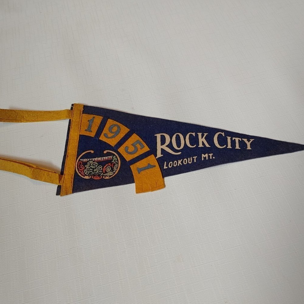 ATTRACTIVE Vintage Rock City Lookout Mountain 1951 Pennant